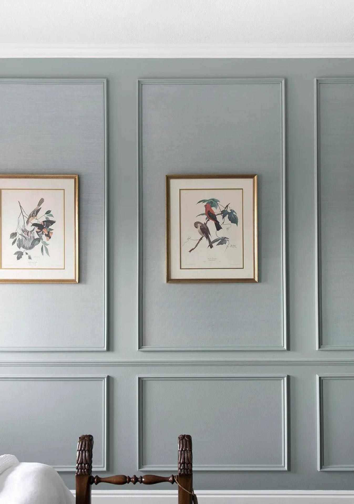 Adaçayı yeşili duvarda altın çerçeveli kuş tablolarıyla dekore edilmiş, yatay ve dikey çerçevelerden oluşan poliüretan wainscoting panel tasarımı.
