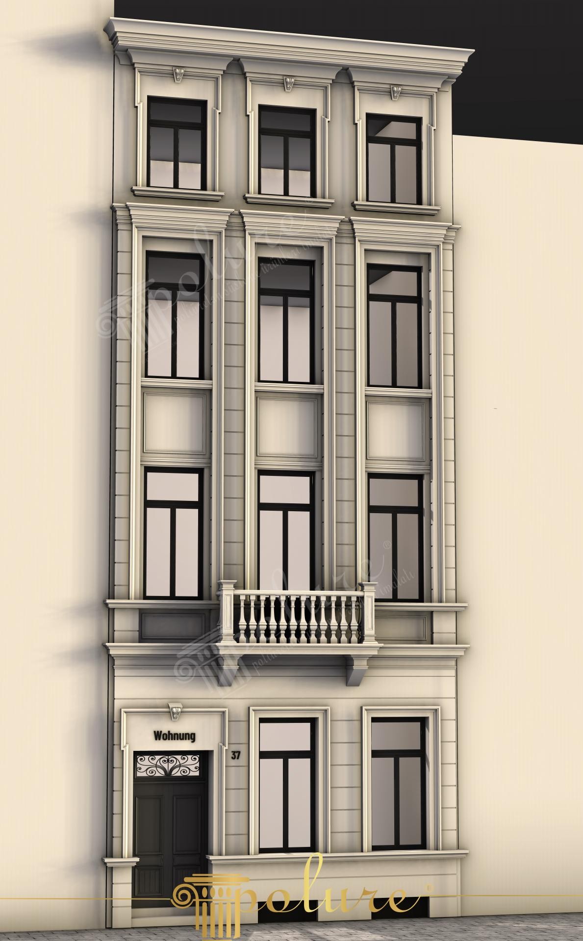 Dört katlı krem renkli dar apartman cephesi, uzun poliüretan pilaster sütunlar, motifli pencere söveleri ve küçük bir balkonla dekore edilmiş.