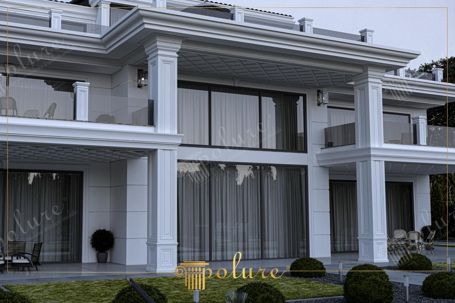 Geniş saçaklı, beyaz poliüretan kare sütun ve modern söve profillerine sahip lüks villa dış cephesi.