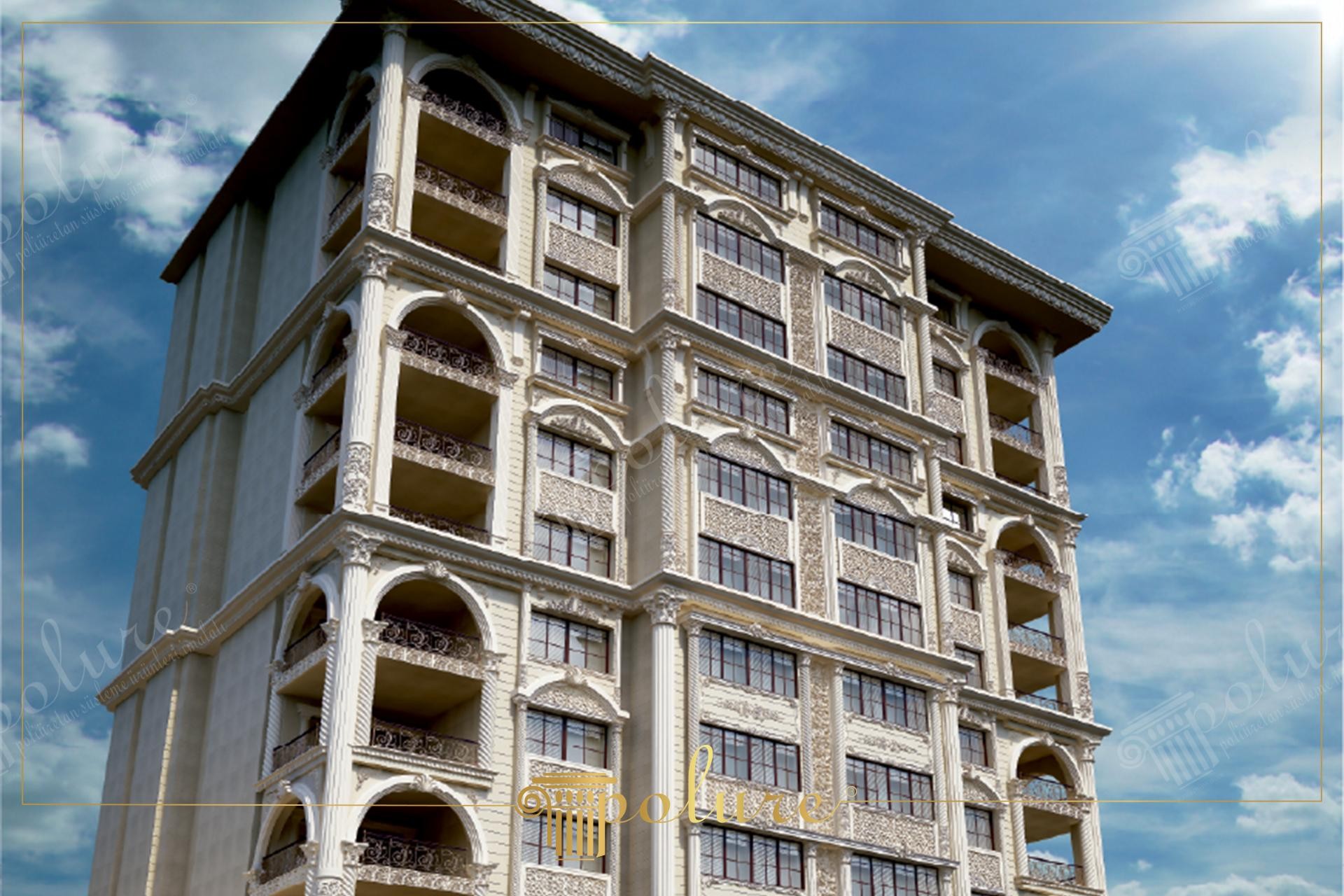 Balkon ve pencerelerinde klasik kemerli söveler, yivli pilaster sütunlar ve desenli paneller bulunan çok katlı binanın dış cephesi.