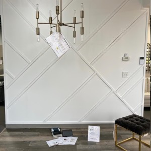 Minimalist Beyaz Dekorasyonda Asimetrik Poliüretan Çıtalar