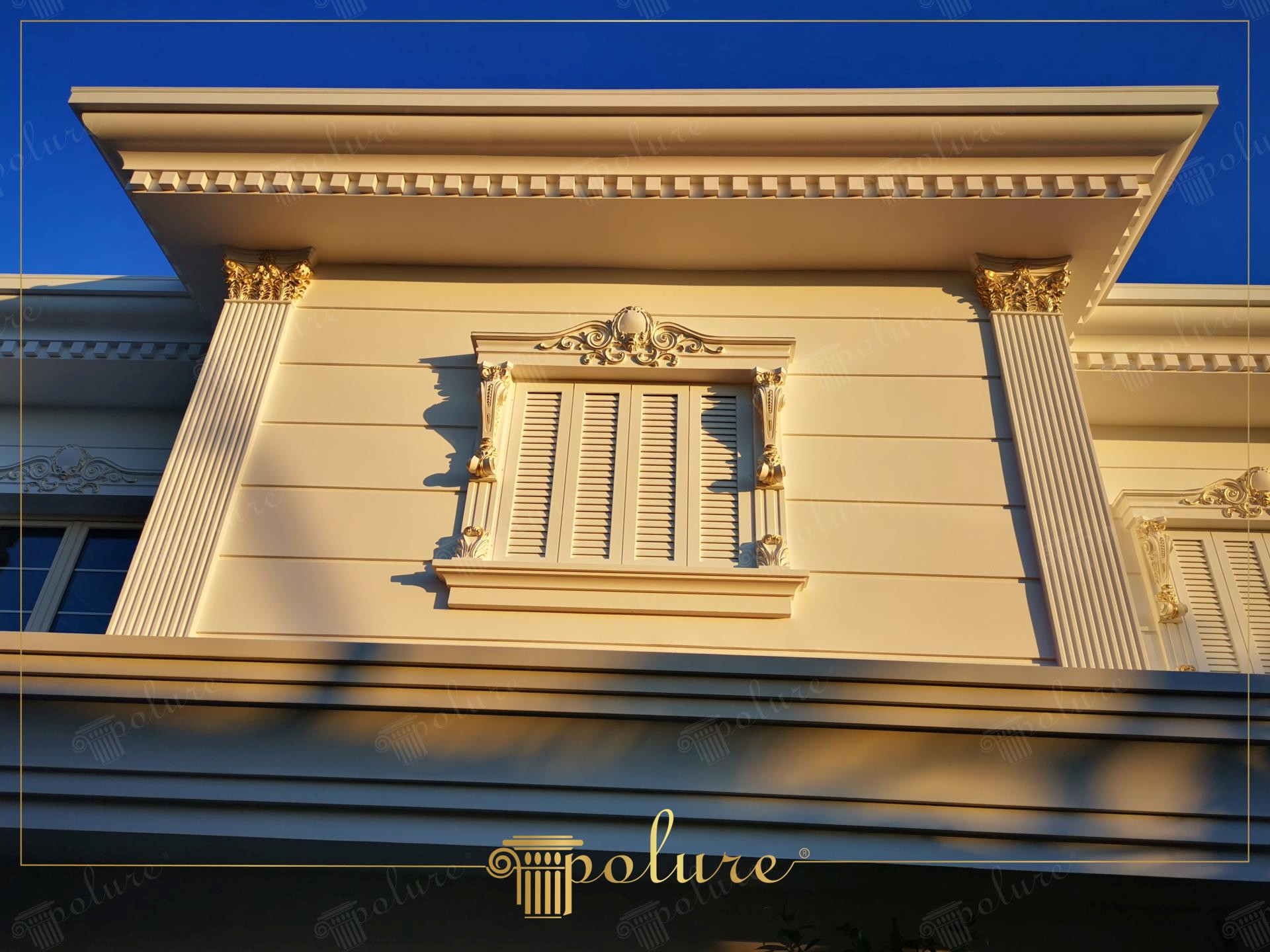 Gün batımı ışığında gölgeleri belirginleşen, poliüretan pencere sövesi, işlemeli taç, payanda ve yivli pilaster sütun detayı.