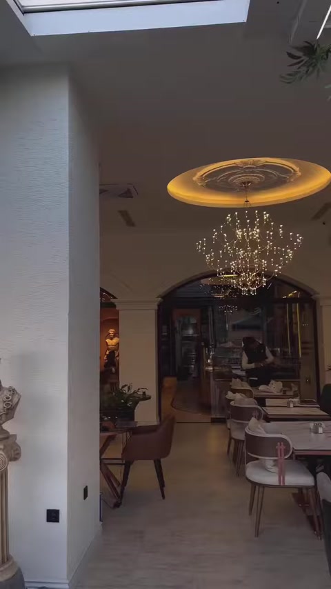 Tavan rozeti, kemerli geçiş ve sütunlarla düzenlenen salon