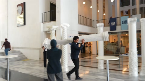 Yüksek tavanlı fuayede dekoratif sütun örnekleri sergileniyor