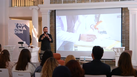 Projeksiyonda üretim örnekleri gösterilirken konuşmacı açıklama yapıyor