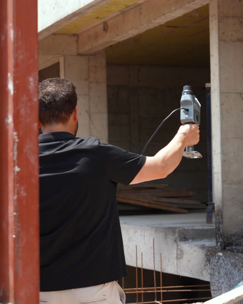 Teknisyen kaba inşaat kolonunu tarama cihazıyla ölçüyor