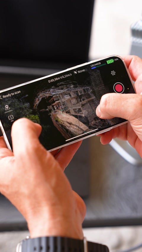 Telefon ekranında tarama sırasında oluşan nokta bulutu izleniyor