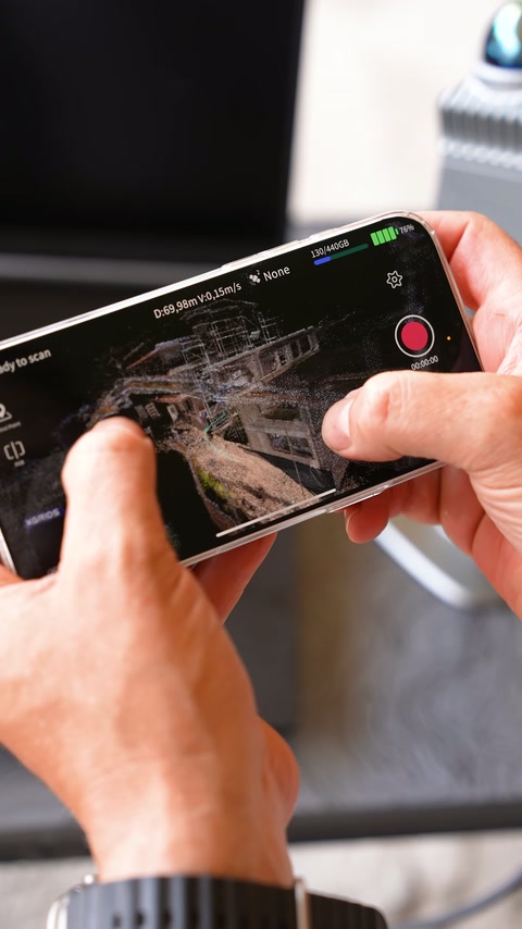Telefon ekranında tarama uygulaması, elde tutulan sensörle birlikte görünüyor.