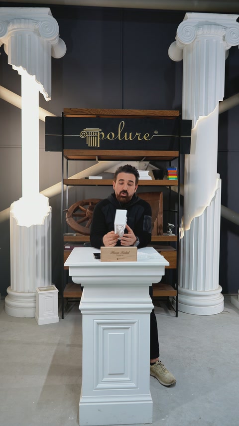 Sunucu, dekoratif poliüretan parçayı showroom standında tanıtıyor