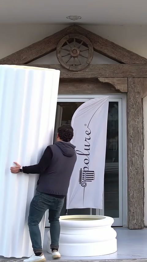 Beyaz yivli sütun gövdesi dikleştirilerek alt kaideye yanaştırılıyor
