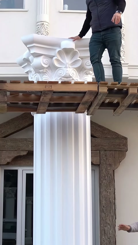 Usta başlığın üst profilini tutarak sütun üzerindeki yerleşimi ayarlıyor