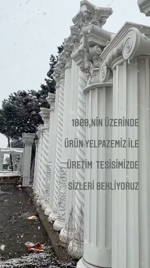 Açık alanda sergilenen yivli sütunlar, kıvrımlı başlık detaylarıyla öne çıkıyor.
