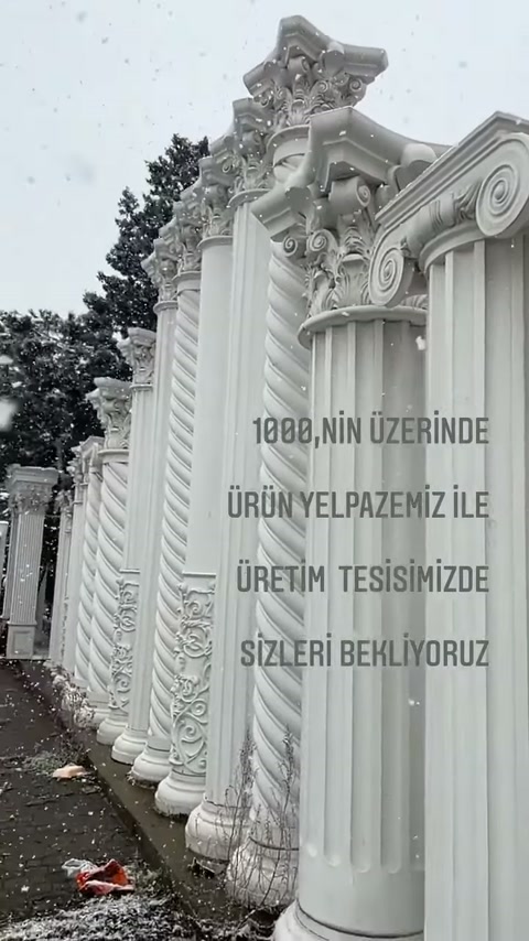 Fabrika bahçesindeki dekoratif sütun dizisi, farklı gövde işlemelerini birlikte gösteriyor.