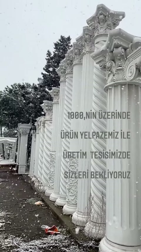 Açık üretim alanındaki uzun sütunlar klasik mimari ayrıntılar sergiliyor.