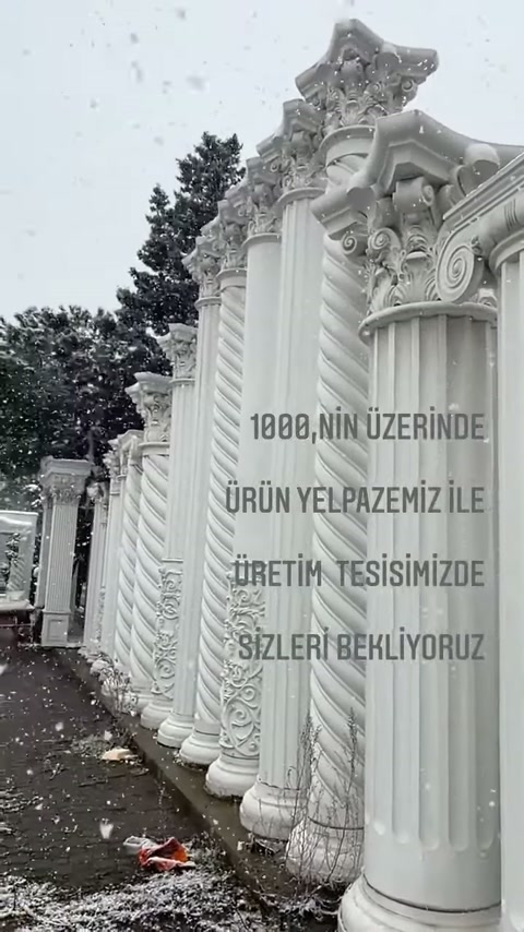 Açık alandaki sütun modelleri, klasik başlık ayrıntılarıyla birlikte tanıtılıyor.