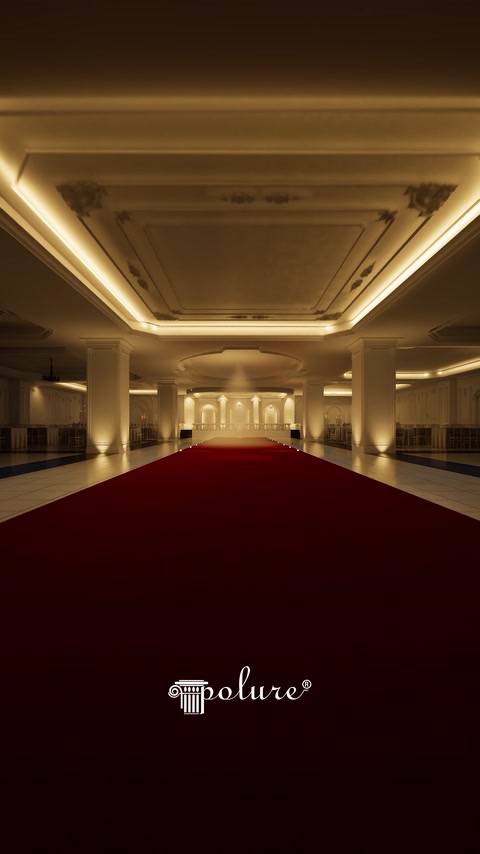 Gizli aydınlatmalı tavan ve sütunlarla düzenlenen geniş salon