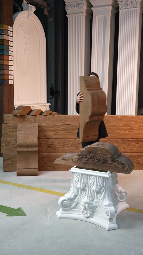 Büyük ahşap dokulu konsol modeli elde dikey tutuluyor.