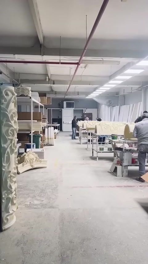 Üretim atölyesinde sıralanan desenli poliüretan sütun ayağı parçaları
