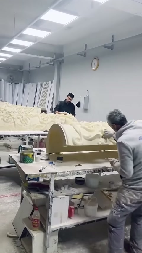 Kavisli poliüretan ayak parçası atölye tezgâhında biçimlendiriliyor