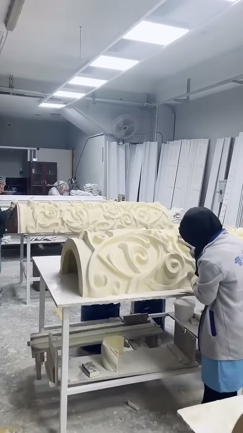 Eldivenli çalışan ön tezgahtaki sütun ayağının kenarını düzeltiyor