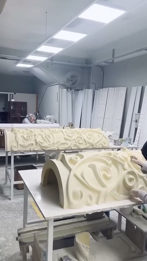 Kıvrım desenli sütun tabanı üretim tezgâhında son işlemden geçiyor