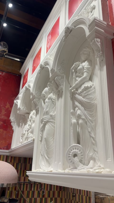 Figürlü kemer, bitkisel kabartmalar ve profilli kenarlar yakından görülüyor.