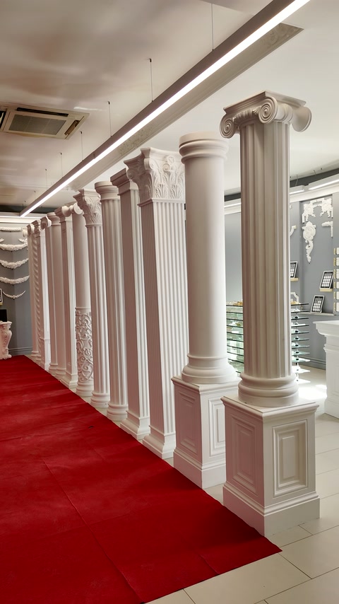 Showroom koridorunda farklı gövde ve başlıklara sahip dekoratif sütunlar