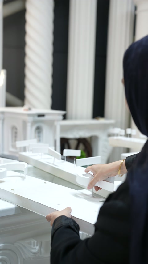 Atölye masasında beyaz dekoratif parçaların elle düzenlenme aşaması