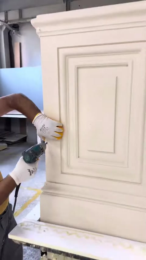 Alt bölümdeki çerçeve detayı el aletiyle sabitleniyor