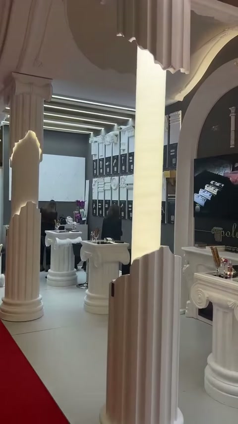 Aydınlatılmış dikey panel, kemerli niş ve sütun numuneleri birlikte sergileniyor