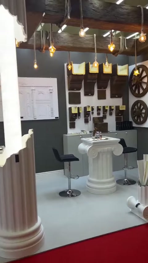 Koyu renkli duvar üzerinde farklı boyutlarda konsol ve süs numuneleri sıralanıyor