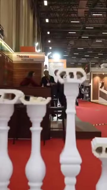 Farklı boy ve biçimlerde beyaz poliüretan badastrol modelleri sergileniyor.