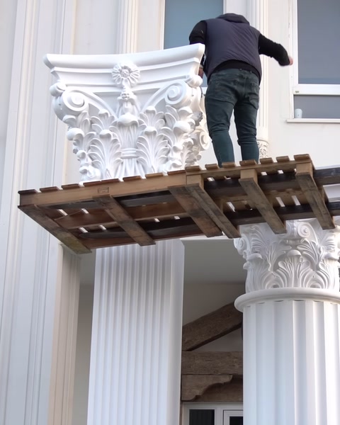 Platformda kişi sütun başlığına doğru uzanıyor