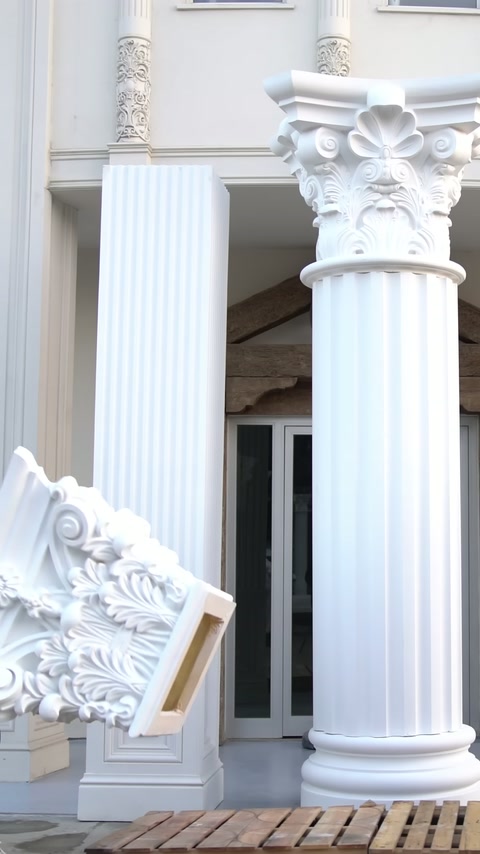 Cephede farklı gövde biçimlerine sahip tamamlanmış dekoratif sütunlar görülüyor.