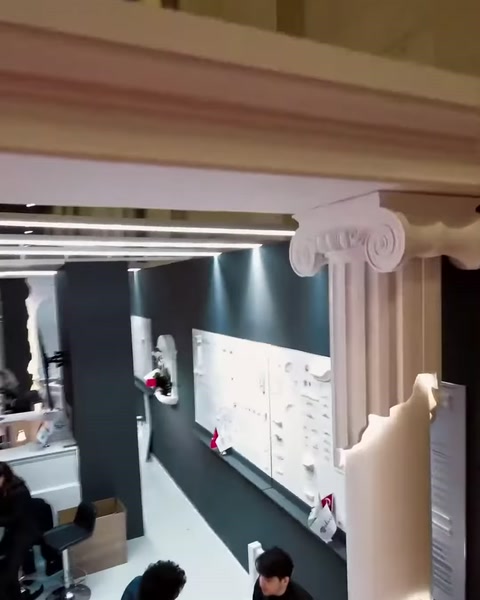 İyonik kıvrımlı sütun başlığı ve dekoratif üst profil detayı