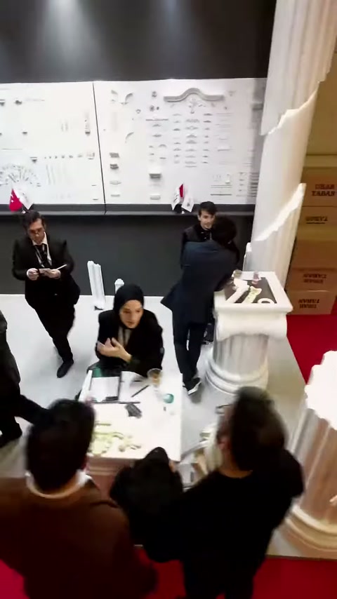 Stant içindeki görüşme alanı, sütun gövdeleri ve kaidelerle çevreleniyor