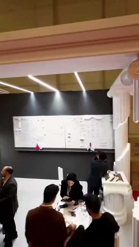 Dekoratif sütunların çevrelediği masada ziyaretçilerle görüşme yapılıyor