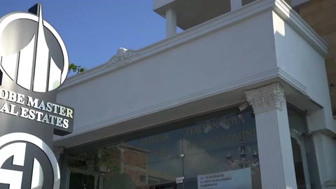 Geniş saçak profilleriyle çerçevelenen modern işyeri dış cephesi