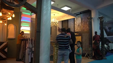 İç mekânda sütunlar, duvar panelleri ve sergileme bölümleri bulunuyor