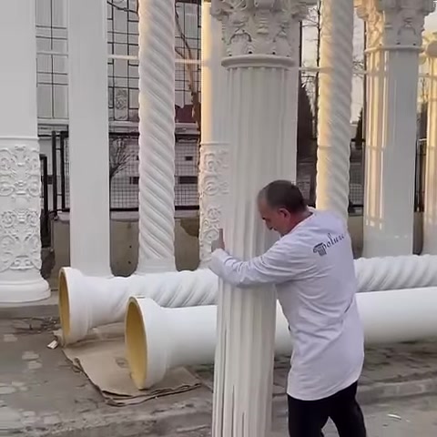 Dikey yivli sütun gövdesi diğer dekoratif modellerle birlikte sergileniyor