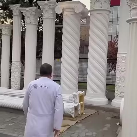 Burmalı ve yivli sütun modelleri açık alanda sıralanıyor