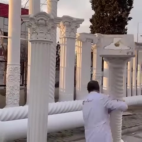 Korint tarzı başlıklara sahip sütun modelleri birlikte sergileniyor