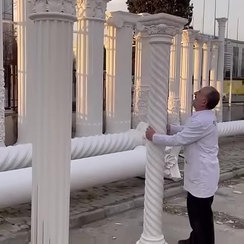İnce burmalı sütun, kaidesi ve başlığıyla dikey duruyor