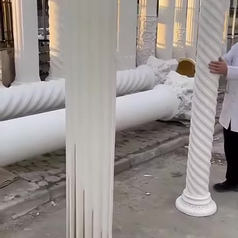 Düz yivli sütun modeli açık hava teşhir alanında görülüyor