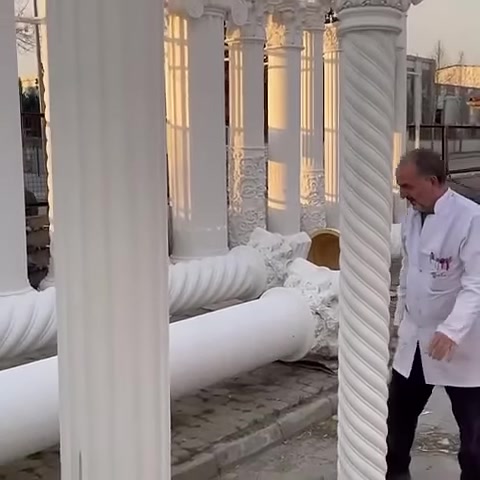 Burmalı sütun gövdesinin spiral yüzey ayrıntıları öne çıkıyor