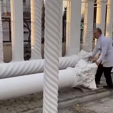 İşlemeli sütun başlığı yatay gövde parçasının yanında inceleniyor