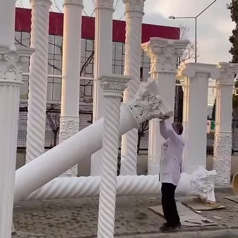 Bezemeli başlık taşıyan sütun parçası kaldırılarak tanıtılıyor