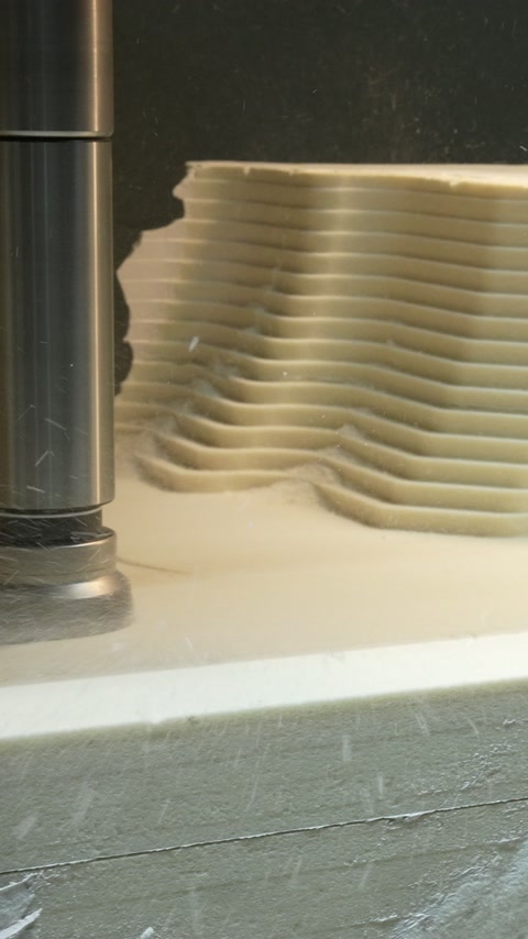 CNC tezgâhı kabartmalı dekor kalıbını katmanlı biçimde oyuyor
