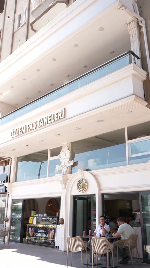 Ticari yapının balkonlarında sütunlar ve yatay cephe silmeleri görülüyor