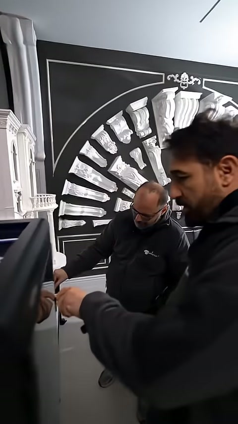 Dekoratif numuneler önünde açık masaüstü üretim cihazı görülüyor.